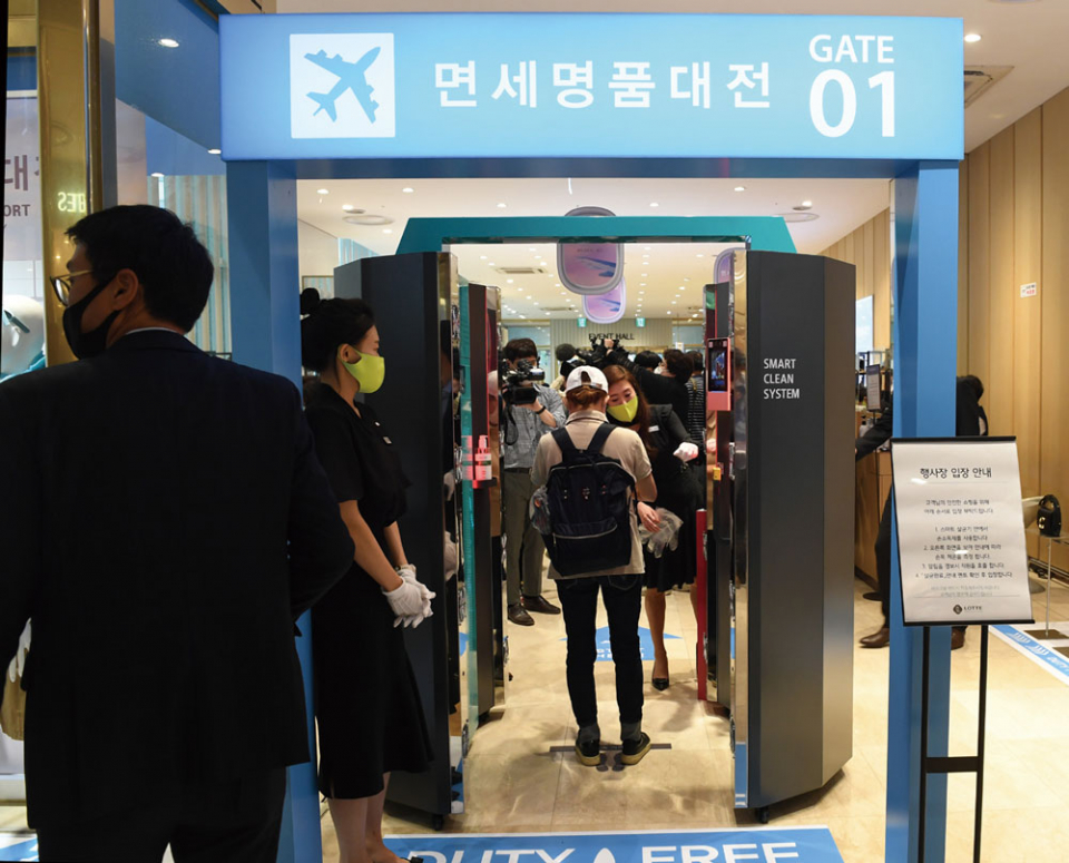 6월25일 오전 롯데백화점 노원점에서 열린 재고 면세품 판매행사에 소비자들이 대거 몰렸다. ⓒ연합뉴스