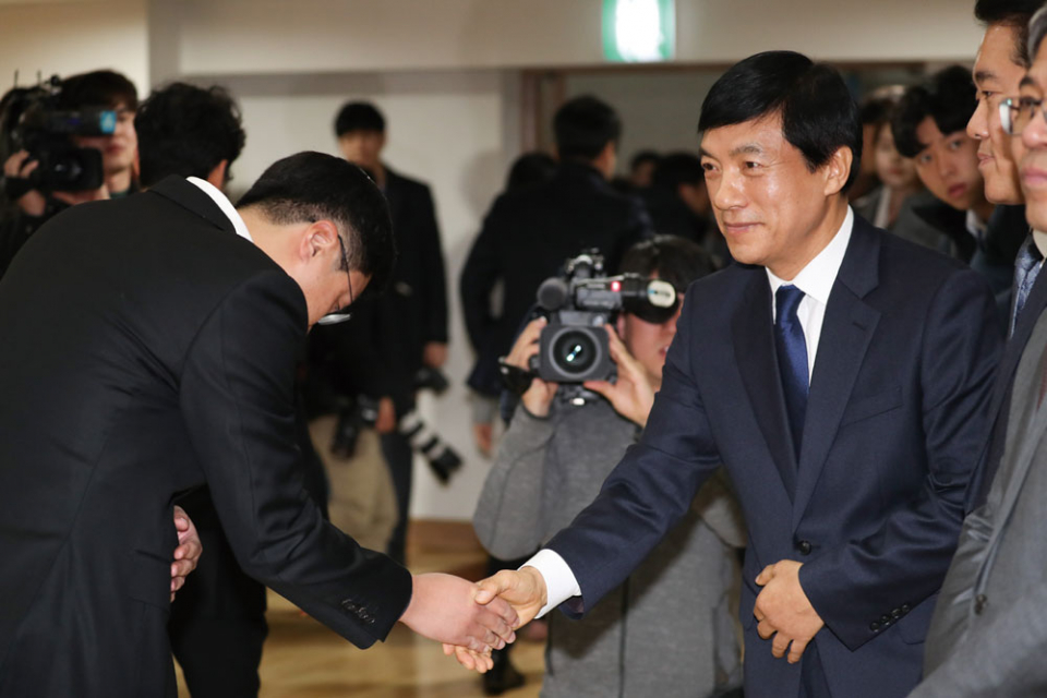 이성윤 신임 서울중앙지검장이 1월13일 서울 서초동 중앙지검 대강당에서 취임식을 마친 뒤 검찰 직원들과 인사하고 있다. ⓒ시사저널 고성준