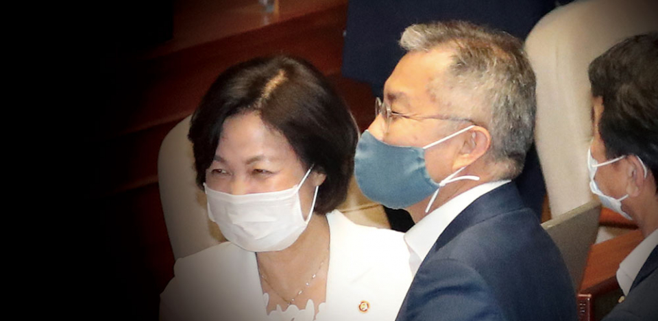 추미애 법무부 장관과 최강욱 열린민주당 대표(가운데)가 7월3일 국회 본회의가 끝난 뒤 인사하고 있다. ⓒ연합뉴스