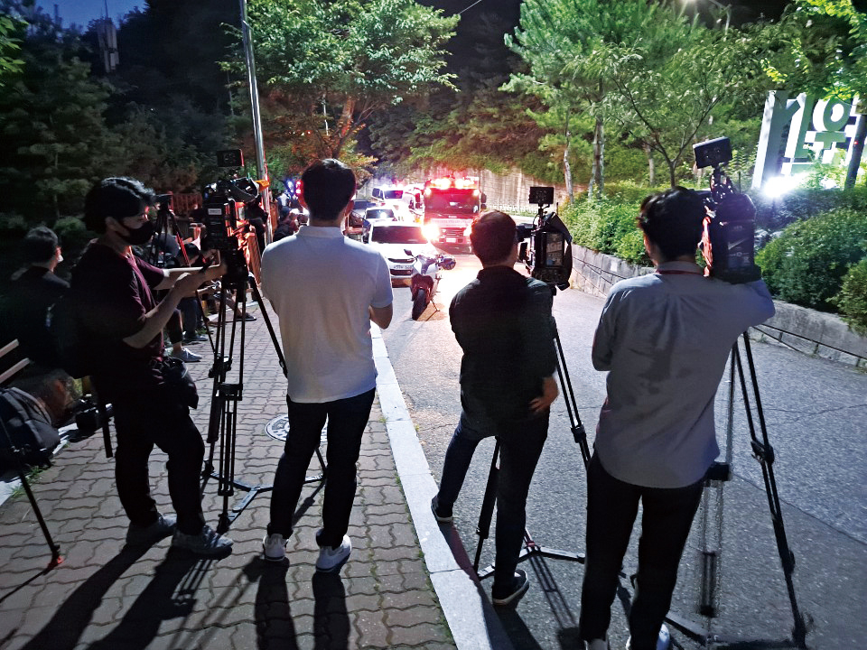 경찰에 박원순 서울시장이 실종됐다는 신고가 접수된 7월9일 서울 종로구 와룡공원 인근에 취재진과 119구급차가 대기하고 있다. ⓒ시사저널 임준선