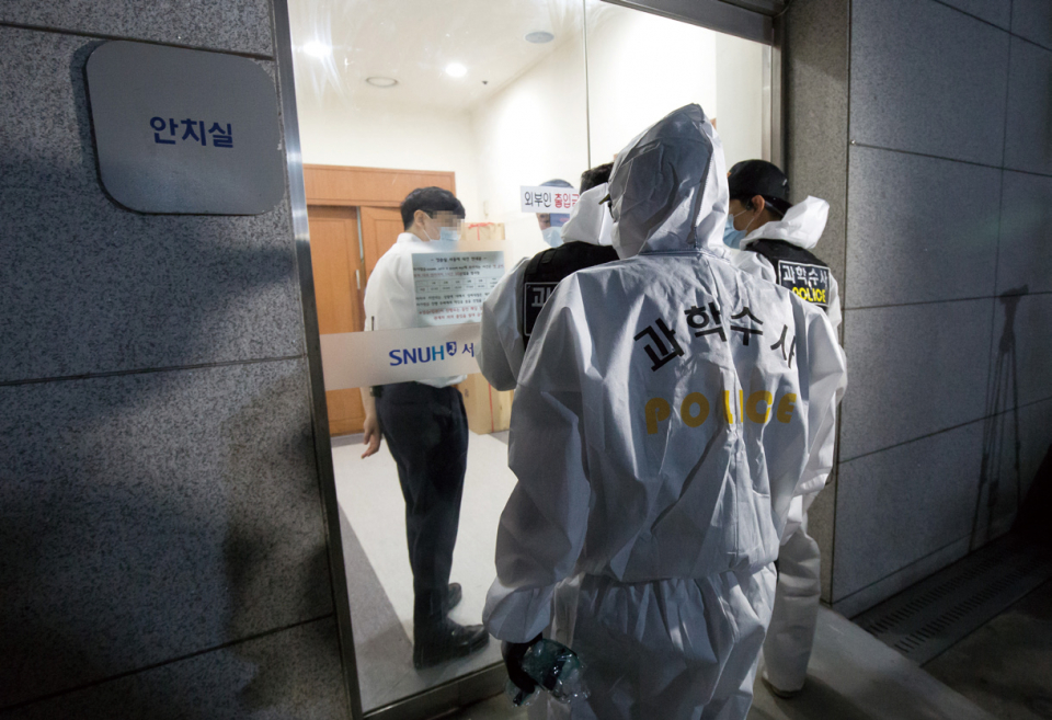 7월10일 박원순 서울시장의 시신이 서울 종로구 서울대병원 안치실에 운구된 후 과학수사대가 안치실로 들어가고 있다. ⓒ시사저널 임준선