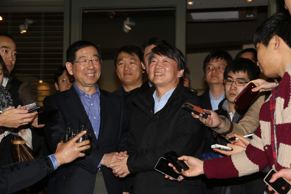 2013년 3월17일 안철수 당시 국회의원 후보와 박원순 서울시장이 정동 달개비 식당에서 만나고 있다. ⓒ시사저널 이종현