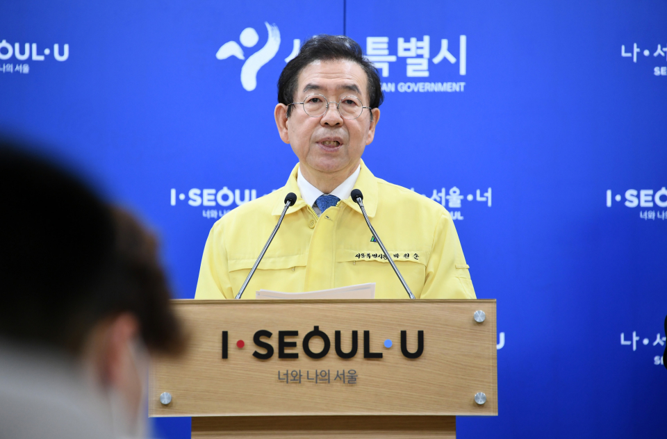 박원순 서울시장이 6월22일 서울시청에서 긴급브리핑을 갖고 "3일간 하루평균 확진자수가 30명을 넘거나 (병원) 병상가동률이 70%를 넘으면 종전의 사회적 거리두기로 돌아갈 것"이라고 밝히고 있다. ⓒ서울시 제공