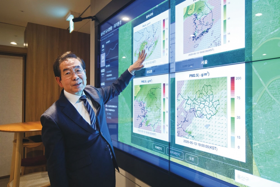 박원순 서울시장이 시장 집무실에 설치된 도시현황판을 보며 5월12일 현재의 서울시 상황을 설명하고 있다. ⓒ시사저널 이종현