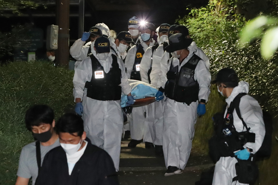 경찰과학수사대원들이 10일 새벽 서울 종로구 숙정문 인근에서 숨진 채 발견된 박원순 서울시장의 시신을 운구하고 있다. ⓒ 연합뉴스