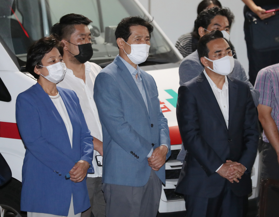 더불어민주당 남인순(왼쪽부터)·이학영·박홍근 의원이 10일 새벽 서울 종로구 서울대병원에서 박원순 시장의 운구차를 기다리고 있다. ⓒ 연합뉴스