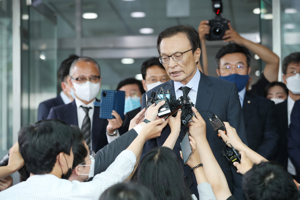 이해찬 더불어민주당 대표가 10일 고(故) 박원순 서울시장의 빈소가 마련된 서울대병원 장례식장을 찾았다가 기자들의 질문에 답변하고 있다. 이 대표는 이날 이례적으로 기자들에게 불쾌한 감정을 드러냈다. ⓒ연합뉴스