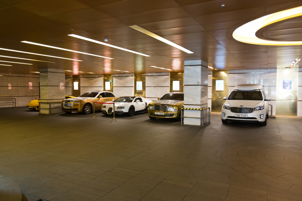 이희진은 고급 외제차를 과시하며 투자자들을 현혹했다. ⓒ 시사저널