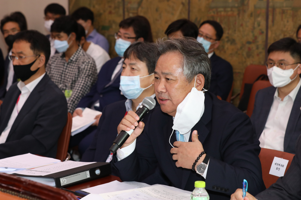 이기흥 대한체육회장이 7월6일 국회에서 열린 고 최숙현 선수 사망 관련 문화체육관광위원회 전체회의에서 의원들의 질의에 답하고 있다. ⓒ시사저널 박은숙