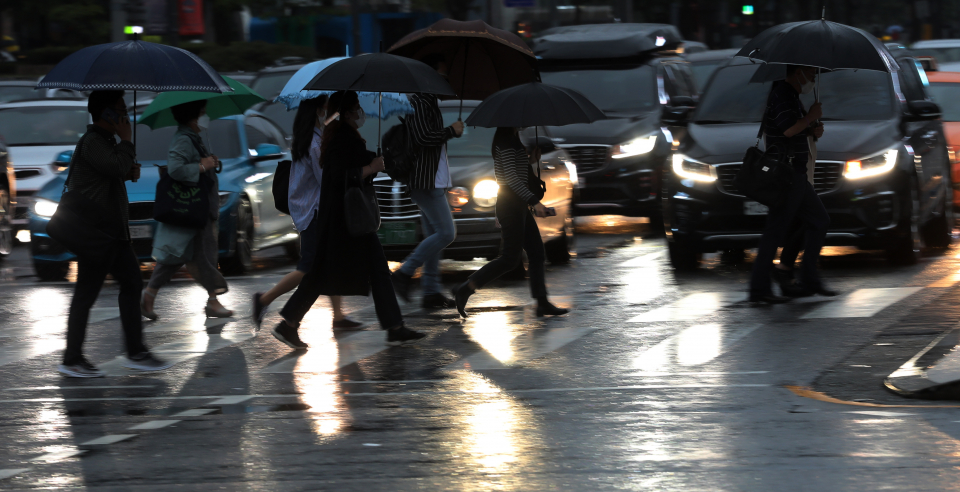 7일 오후 서울 시내에서 우산을 쓴 시민들이 횡단보도를 건너고 있다. ⓒ 연합뉴스