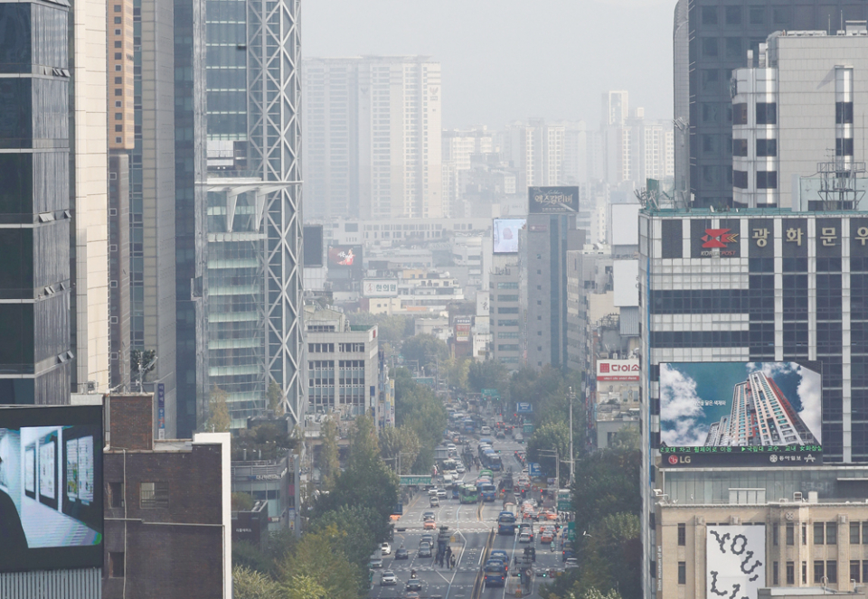 서울은 런던이나 뉴욕보다 밀도가 높다. 사진은 서울 종로 일대 ⓒ연합뉴스