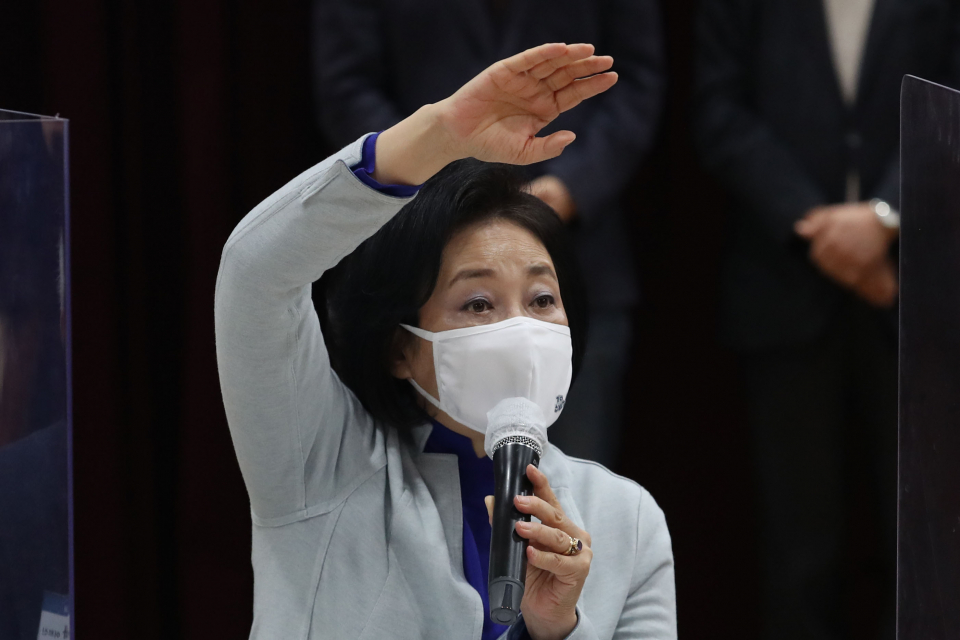 박영선  더불어민주당 서울시장 후보가 3월24일 서울 종로구 종로노인종합복지관에서 열린 서울시 노인복지 정책 간담회에 참석, 온라인으로 연결된 서울지역 복지관 어르신들에게 인사하고 있다. ⓒ 연합뉴스