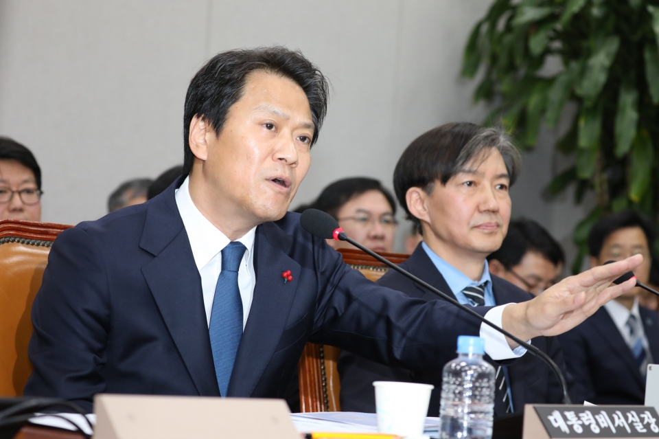 임종석 청와대 비서실장이 2018년 10월31일 오후 열린 국회 운영위원회 전체회의에서 의원들의 질의에 답하고 있다. ⓒ시사저널 박은숙