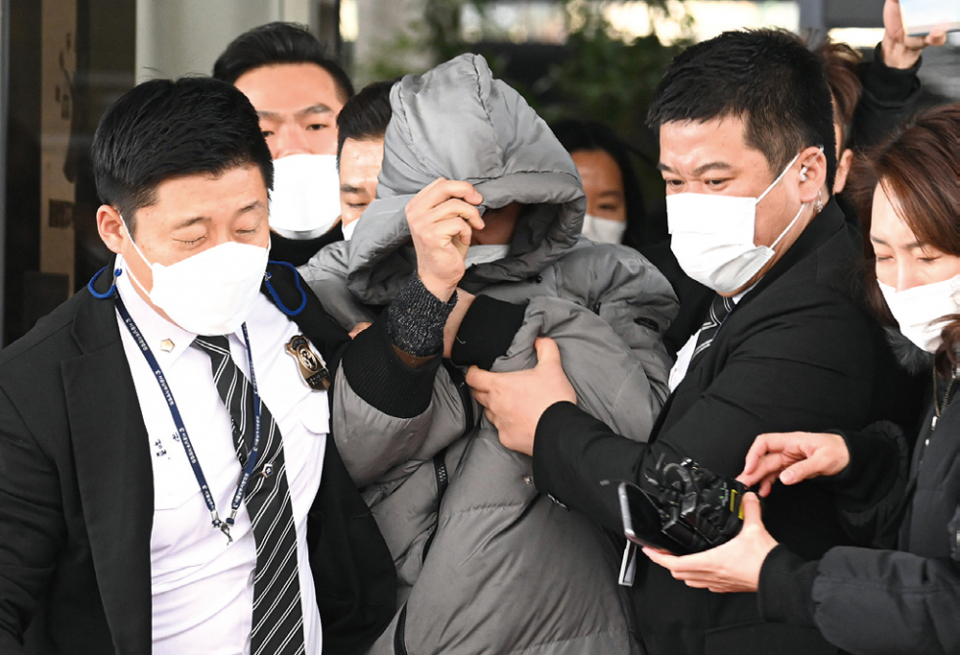 ‘정인이 사건’의 양부 안아무개씨가 1월13일 서울 양천구 서울남부지법에서 열린 1차 공판기일을 마치고 법원을 나서고 있다.ⓒ시사저널 임준선