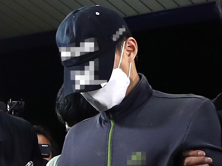 30대 누나를 살해한 혐의를 받는 남동생 A씨(20대)가 4월29일 오후 인천시 강화군 강화읍 강화경찰서로 압송되고 있다. A씨는 누나 B씨를 흉기로 여러 차례 찔러 살해한 뒤 인천시 강화군 삼산면 석모도 한 농수로에 유기한 혐의를 받고 있다. ⓒ 연합뉴스