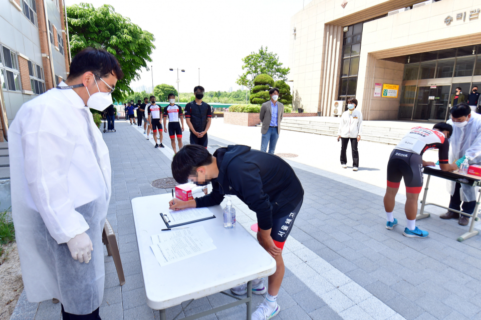 5월3일 서울 송파구 서울체육중고등학교에 설치된 코로나19 이동식 PCR 검사소에서 학생 및 교직원들이 검사를 받기 위해 줄을 서 있다. ⓒ연합뉴스