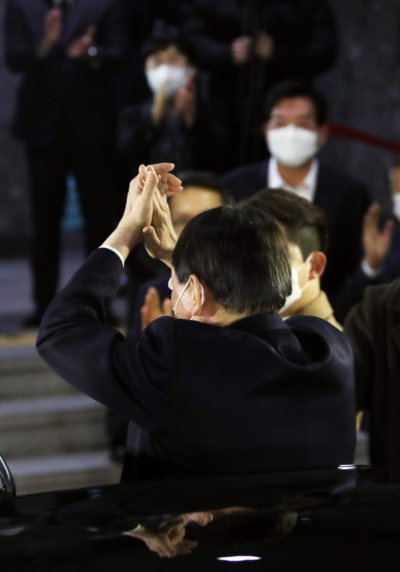 윤석열 전 검찰총장이 지난 3월3일 오후 대구고검과 지검에서 직원과의 간담회를 끝낸 후 차에 오르기 전 직원들에게 손뼉을 쳐주며 격려하던 모습 ⓒ 연합뉴스