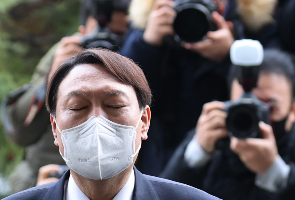 윤석열 검찰총장이 3월4일 서울 서초구 대검찰청에 출근해 자신의 거취 관련 입장을 밝히던 중 눈을 감고 있다. ⓒ 연합뉴스