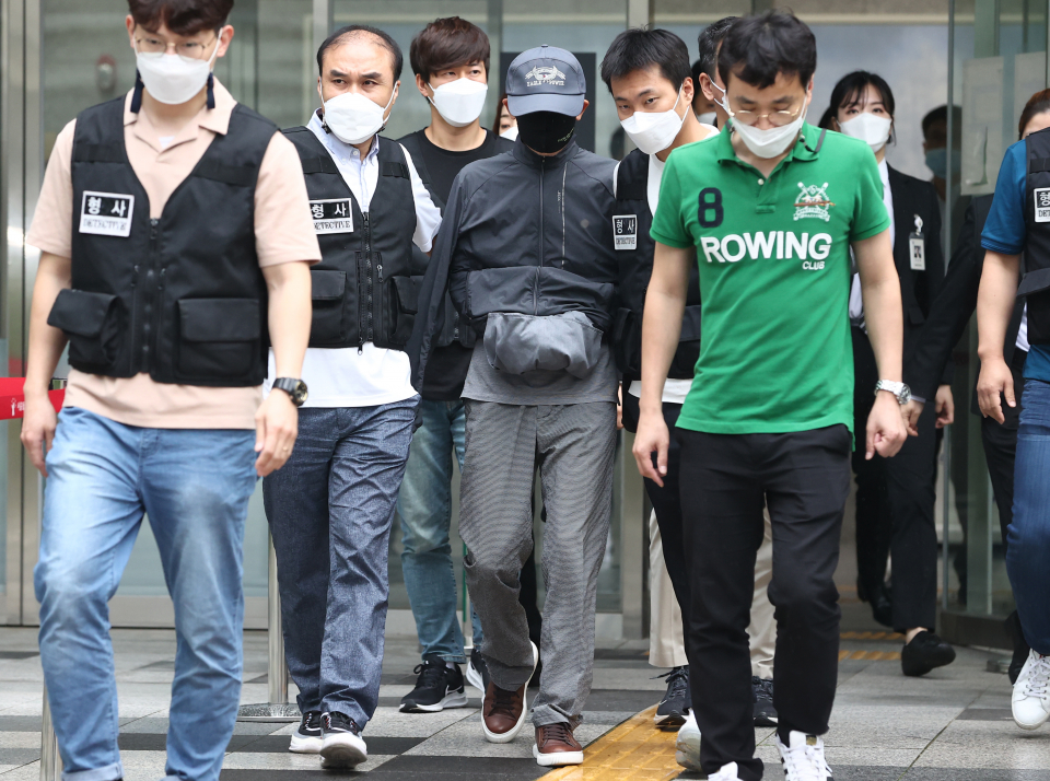 위치추적 전자장치(전자발찌) 훼손 전후로 여성 2명을 잇달아 살해한 혐의를 받는 강아무개씨가 8월31일 서울동부지법에서 열린 영장실질심사를 마치고 법정을 나서고 있다. ⓒ 연합뉴스