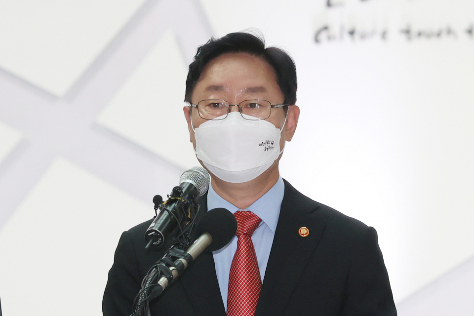 박범계 법무부 장관이 8월26일 인천국제공항에서 아프간 현지 조력자 및 가족들 한국 이송 관련 브리핑을 하고 있다. ⓒ 연합뉴스