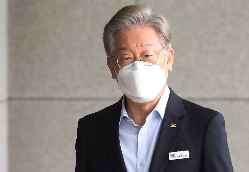 이재명 경기도지사가 2일 오전 경기도 수원시 경기도의회에서 열린 제354회 임시회 제3차 본회의에 출석하기 위해 이동하고 있다. ⓒ연합뉴스