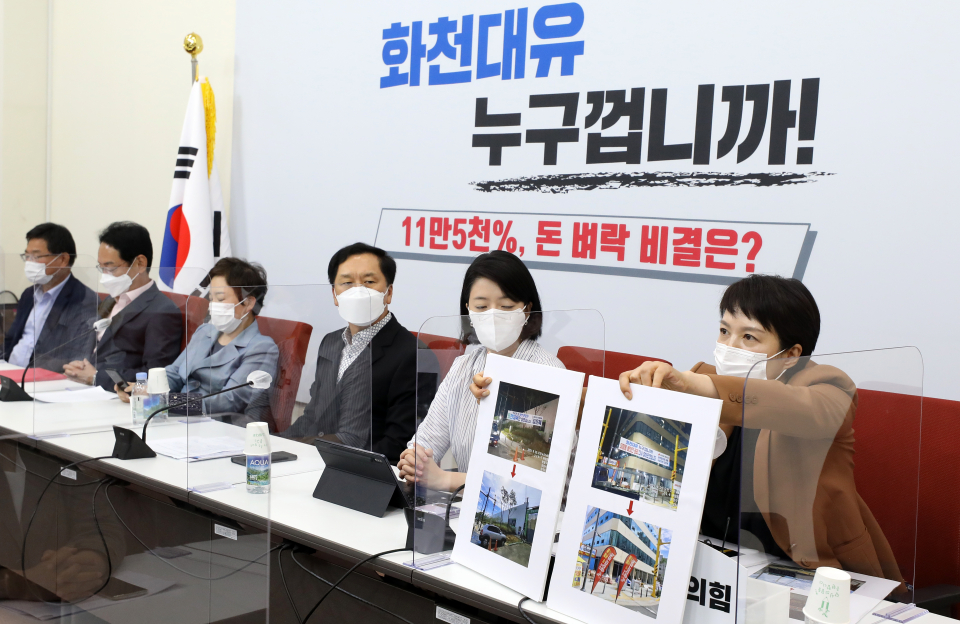 김은혜 국민의힘 의원(오른쪽)이 9월26일 서울 여의도 국회에서 열린 긴급 최고위원회의 결과 브리핑에서 '대장동 개발의혹' 과 관련해 발언하고 있다. ⓒ 국회 사진기자단