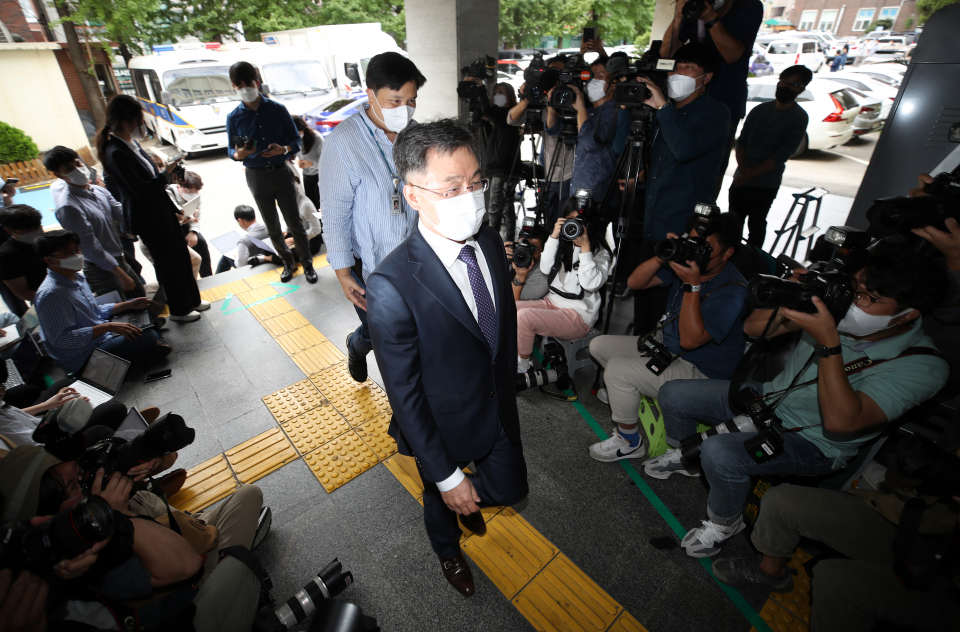 경기 성남시 대장동 개발사업에서 특혜를 받은 의혹이 제기된 화천대유자산관리(화천대유)의 최대주주 김만배씨가 9월27일 오전 참고인 신분으로 조사받기 위해 서울 용산경찰서로 들어서고 있다. ⓒ 연합뉴스