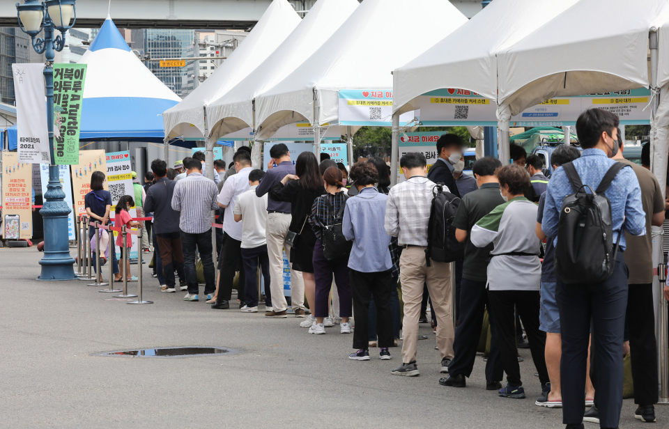 서울역 광장 임시 선별검사소를 찾은 시민들이 코로나19 검사를 받기 위해 줄 선 모습 ⓒ시사저널 박정훈