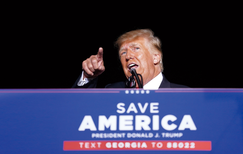 도널드 트럼프 전 미국 대통령이 9월25일(현지시간) 조지아주 소도시 페리에서 열린 집회에서 연설하고 있다. 그는 아프가니스탄 주둔 미군 철군 처리는 바이든이 “멍청한 X자식”임을 보여줬다며 원색적으로 비난했다.ⓒAFP 연합