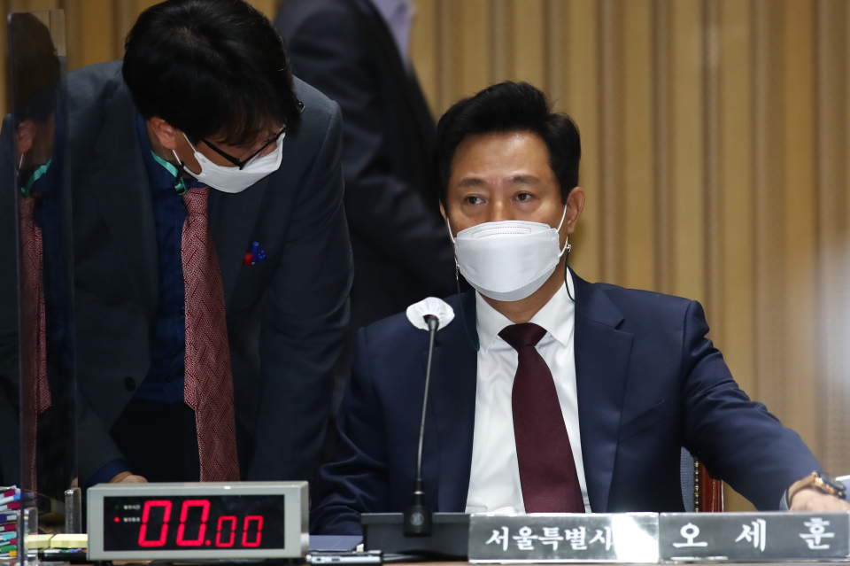 오세훈 서울시장이 20일 서울시청에서 열린 국회 국토교통위원회 서울시 국정감사에 출석하고 있다. ⓒ국회사진기자단