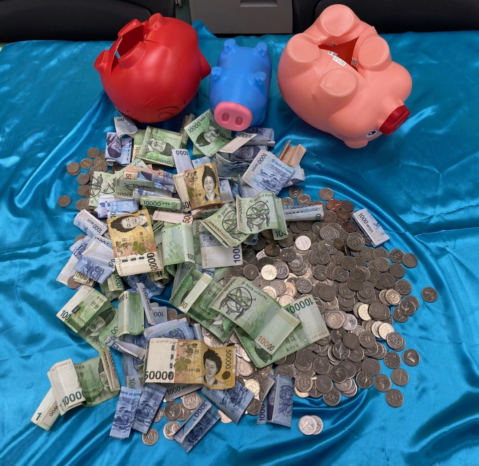 게임기 사려고 모은 돼지저금통 몰래 기부한 초등생 형제 < 사회 < 기사본문 - 시사저널