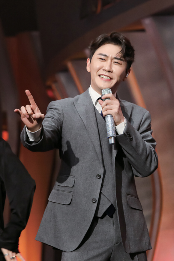 가수 영탁이 2021년 10월21일 서울 마포구 상암 MBC 공개홀에서 열린 ‘서울드라마어워즈 2021’ 시상식에서 축하공연을 하고 있다.ⓒ서울드라마어워즈조직위원회 제공