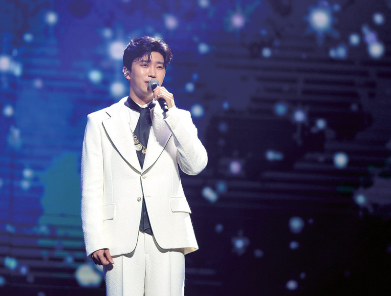 1월23일 임영웅이 서울 고척 스카이돔에서 열린 ‘제31회 하이원 서울가요대상’에서 《별빛 같은 나의 사랑아》를 열창하고 있다.ⓒ뉴시스