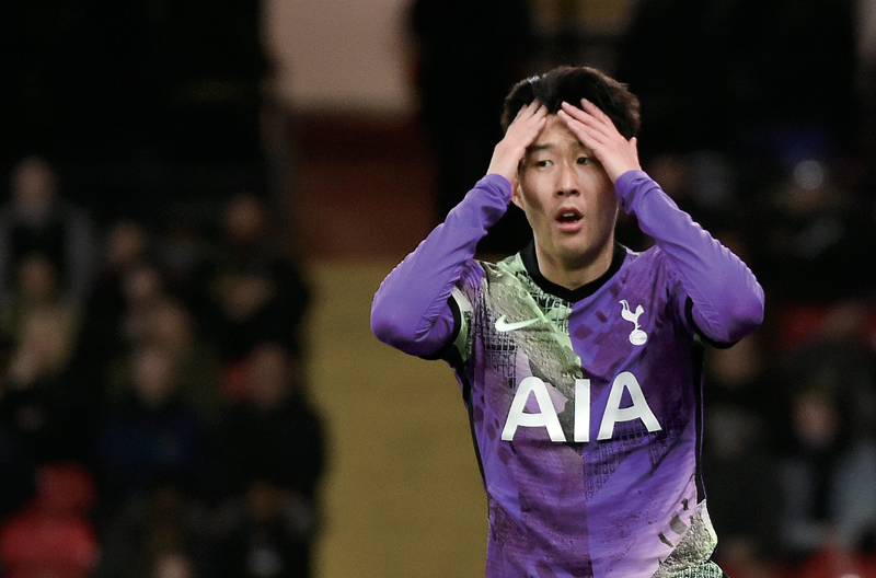 토트넘 손흥민이 1월1일 왓퍼드와의 프리미어리그 경기에서 득점 기회를 놓치자 실망하고 있다.ⓒAP연합