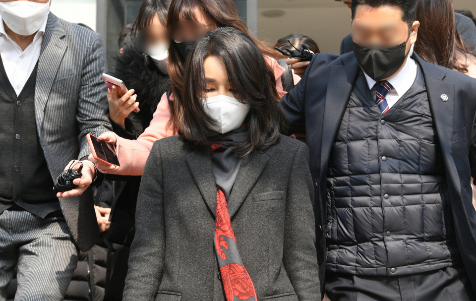 윤석열 국민의힘 후보의 배우자 김건희 씨가 제20대 대통령선거 사전투표 첫날인 4일 서울 서초구 서초1동 주민센터에 마련된 사전투표소에서 투표를 마친 뒤 나서고 있다. ⓒ연합뉴스