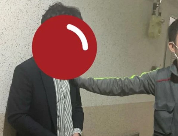 17일 서울 경기도 부천의 상가 건물에서 불법촬영을 한 후 도망가려던 남성을 쿠팡 배달기사가 제압하고 있다. ⓒ온라인 커뮤니티