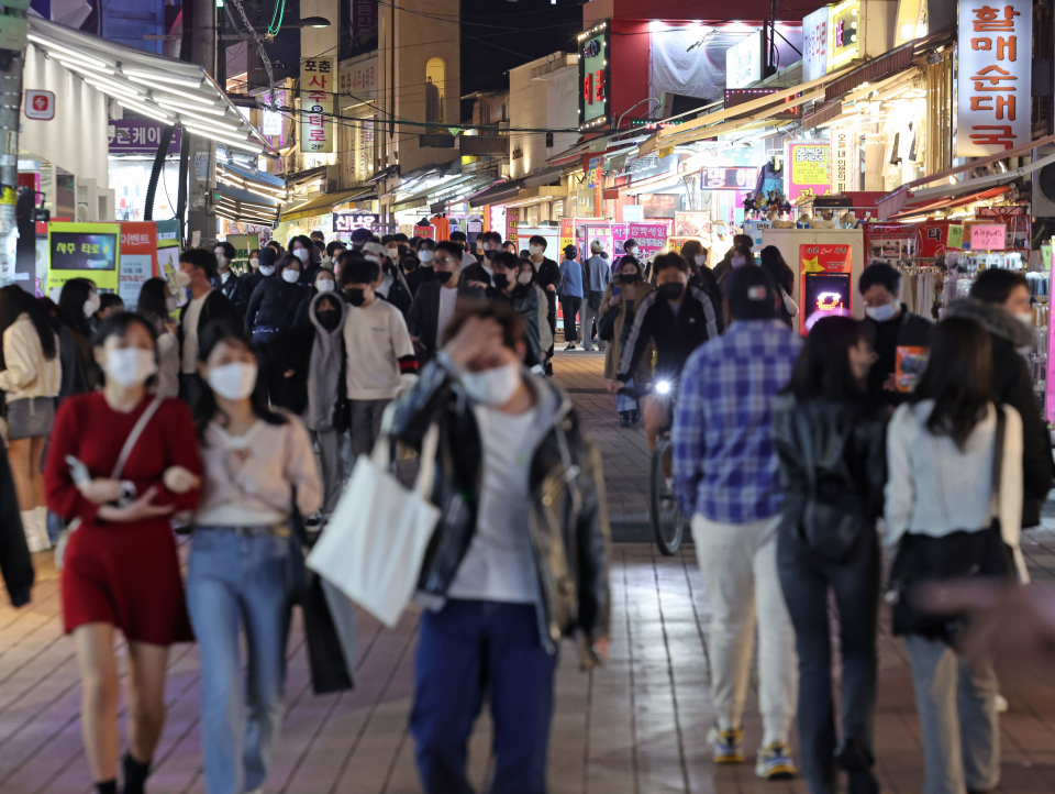 현행 사회적 거리두기 조치 완화를 하루 앞둔 3일 오후 서울 마포구 홍대입구역 인근 거리에서 시민들이 걸어가고 있다. ⓒ연합뉴스