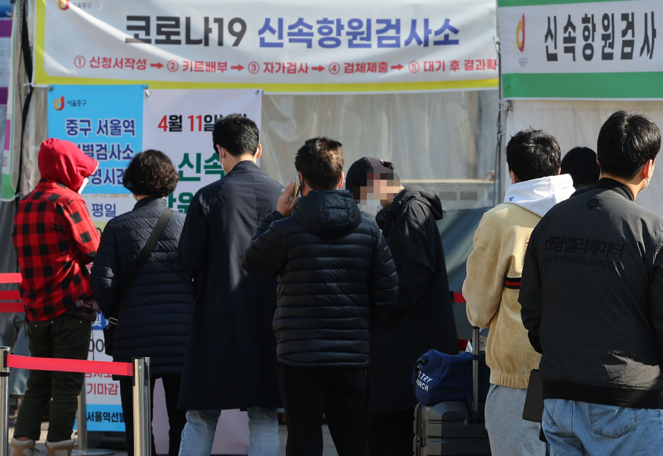 지난 8일 오전 서울역 광장에 마련된 코로나19 임시 선별검사소에서 시민들이 검사를 받기 위해 기다리고 있다. 기사 내용과 직접 관련 없는 사진 ⓒ연합뉴스