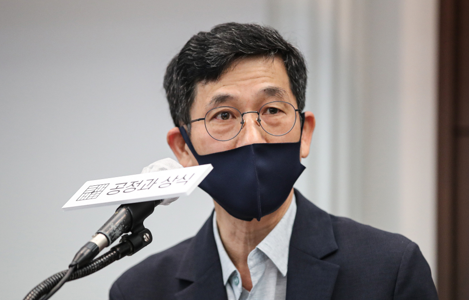 진중권 전 동양대 교수가 21일 서울 중구 프레스센터에서 열린 출범식 직후 이어진 '윤석열, 대통령 가능성과 한계'를 주제로 열린 토론회에서  기조 발제를 하고 있다. ⓒ연합뉴스