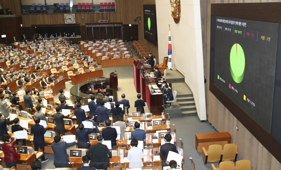 30일 오후 국회 본회의에서 국민의힘 의원들의 반발 속에 검찰청법 개정안이 표결 통과되고 있다. ⓒ연합뉴스