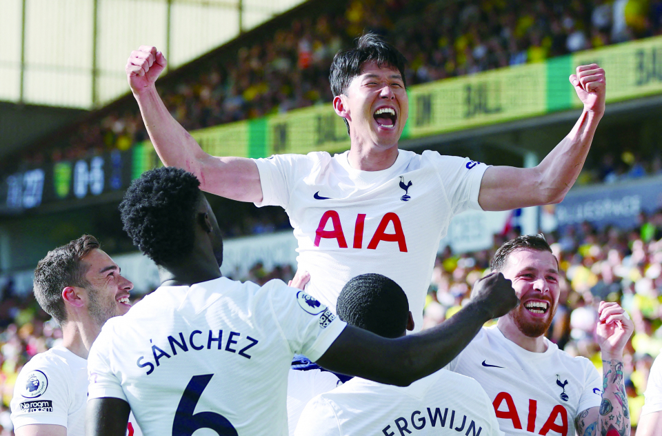 5월22일(현지시간) 잉글랜드 프리미어리그 최종전 토트넘과 노리치시티의 대결에서 손흥민이 이날 팀의 5번째 골이자 자신의 2번째 골을 성공시키며 득점 선두에 오르자 동료선수들이 축하해 주고 있다. ⓒTPX연합