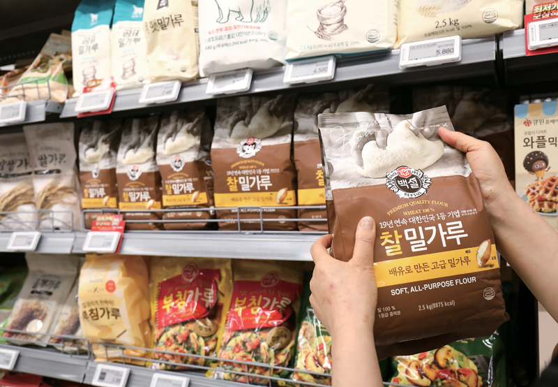 5월25일 오후 서울의 한 대형마트에서 소비자가 밀가루를 살펴보고 있다.ⓒ시사저널 박정훈