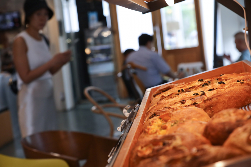 5월25일 서울 중구의 한 빵집에서 소비자가 빵을 고르고 있다.ⓒ시사저널 박정훈