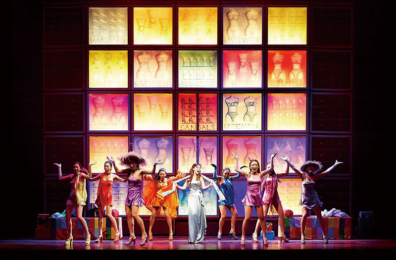 뮤지컬 《아이다》(왼쪽)와 《모래시계》 무대 한 장면ⓒ신시컴퍼니·인사이트엔터테인먼트 제공