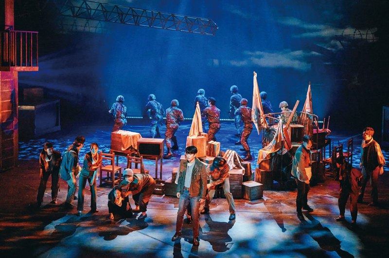 뮤지컬 《아이다》(왼쪽)와 《모래시계》 무대 한 장면ⓒ신시컴퍼니·인사이트엔터테인먼트 제공