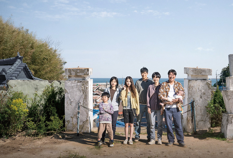 영화 《브로커》 포스터ⓒCJ ENM·Apple TV+·판씨네마㈜ 제공