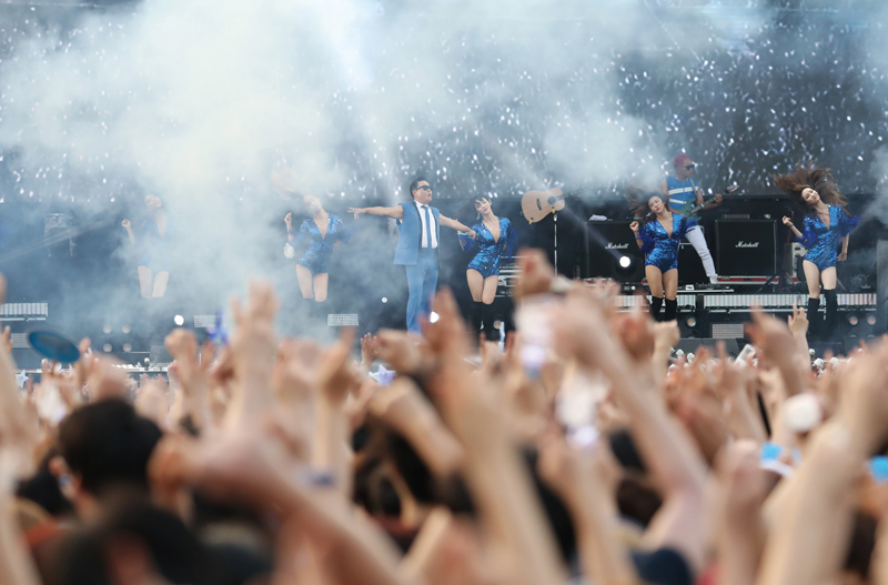 가수 싸이가 2018년 8월3일 오후 서울 잠실종합운동장 보조경기장에서 열린 ‘2018 싸이 흠뻑쇼 섬머 스웨그’에서 열정적인 무대를 선보이고 있다.ⓒ시사저널 박정훈·뉴스1