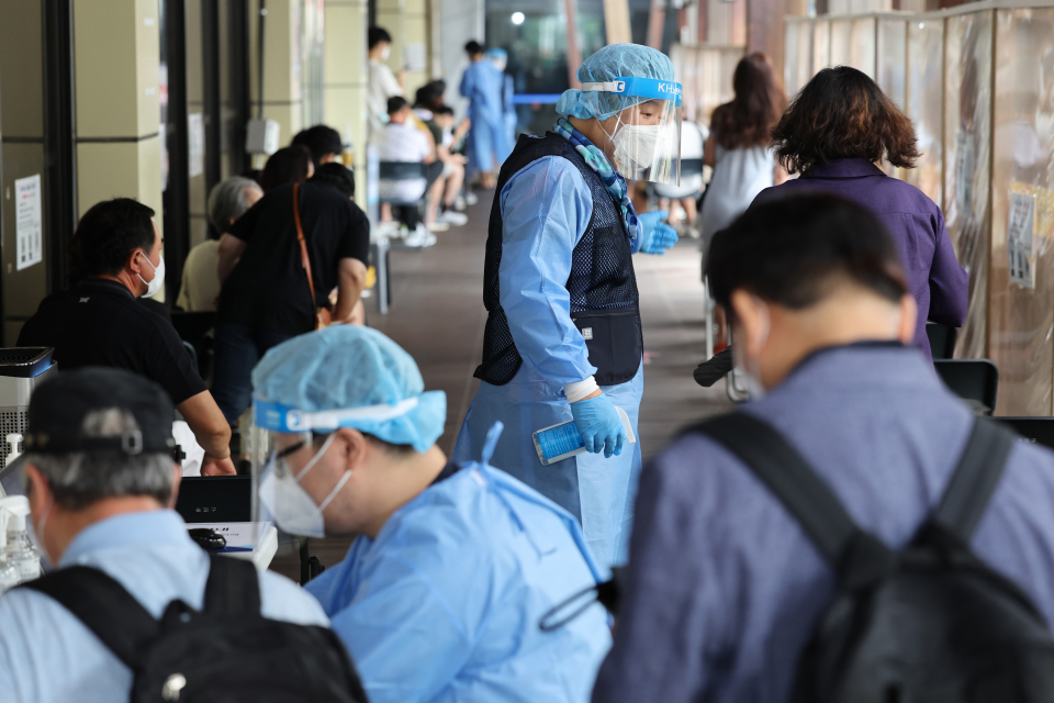 코로나19 신규 확진자가 11만1789명 발생한 2일 오전 서울 송파구보건소 선별진료소에서 시민들이 대기하고 있다. ⓒ연합뉴스