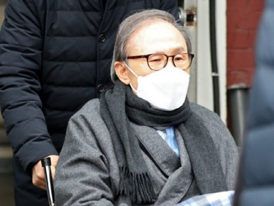 50여일 간 병원에서 치료를 받은 이명박 전 대통령이 지난해 2월10일 오후 서울 종로구 서울대병원에서 퇴원하고 있다. ⓒ연합뉴스