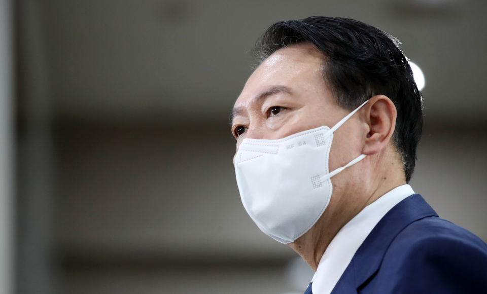 윤석열 대통령이 12일 오전 서울 용산 대통령실 청사로 출근하며 취재진의 질문에 답하고 있다. ⓒ연합뉴스